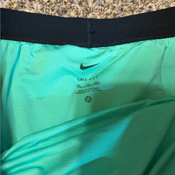 Men’s Nike Trail Shorts - Picture 3 of 4